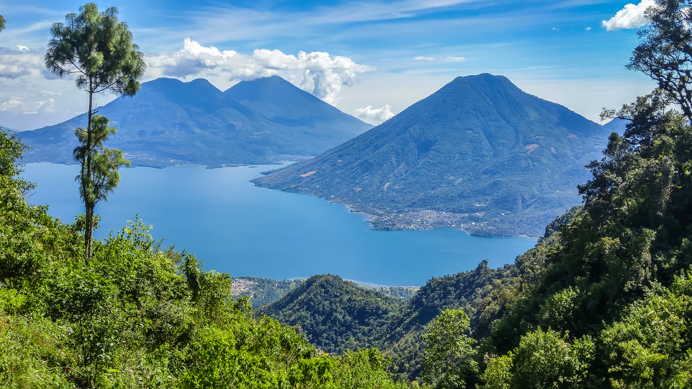 A vista vulcânica exuberante do Lago de Atitlán, na Guatemala