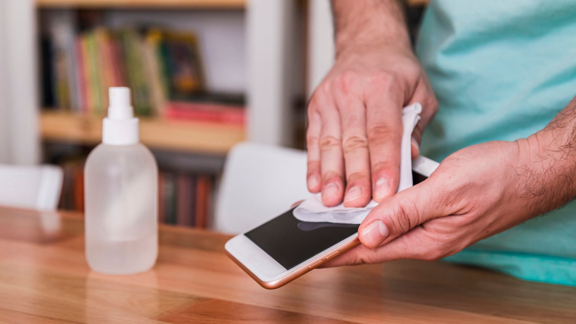 Celular é um dos itens que não pode ser higienizado com vinagre.