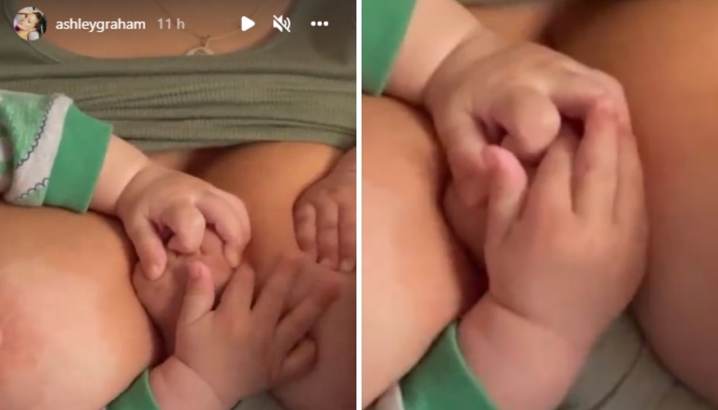 Filhos de Ashley Graham dão as mãos enquanto mamam.