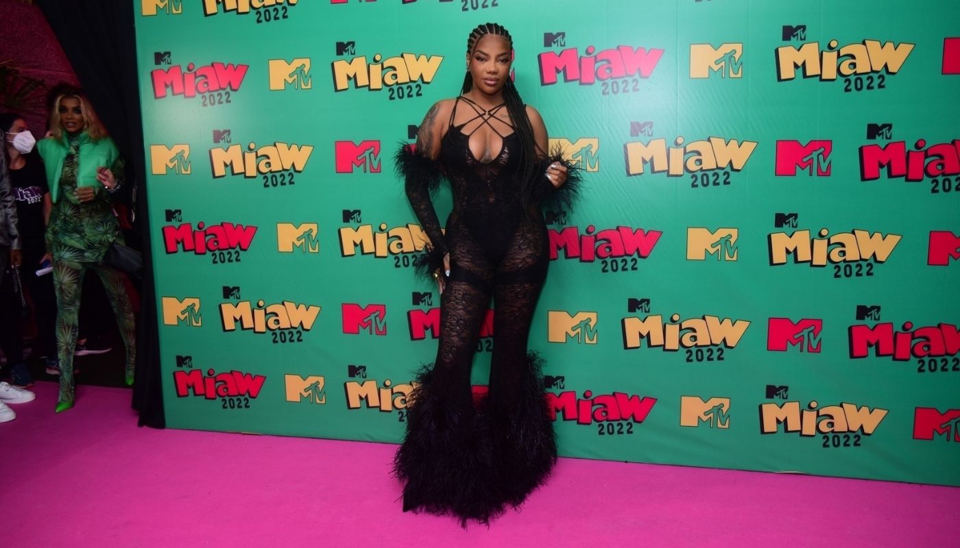 Ludmilla vestiu macacão rendado com plumas.