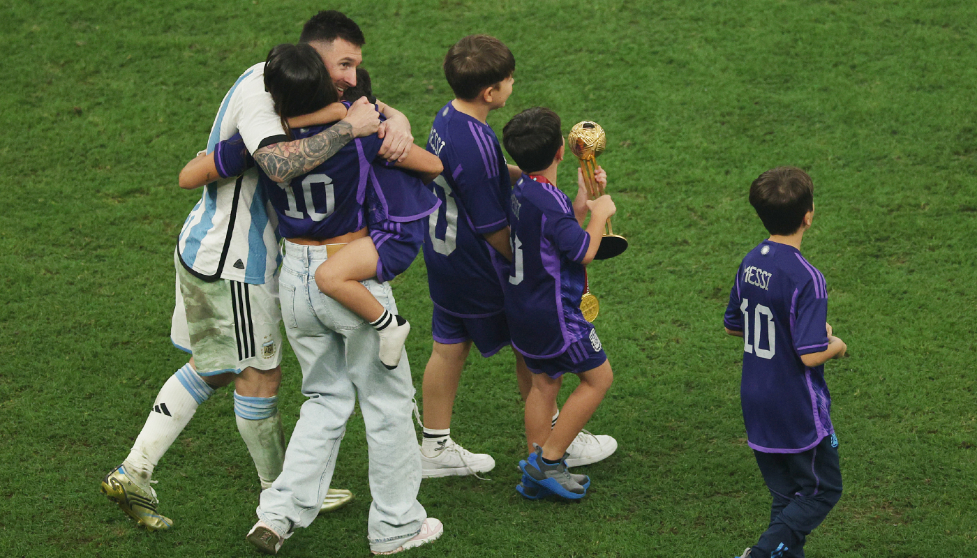 Messi fez questão de ter a família em campo após a vitória da Argentina na Copa do Mundo