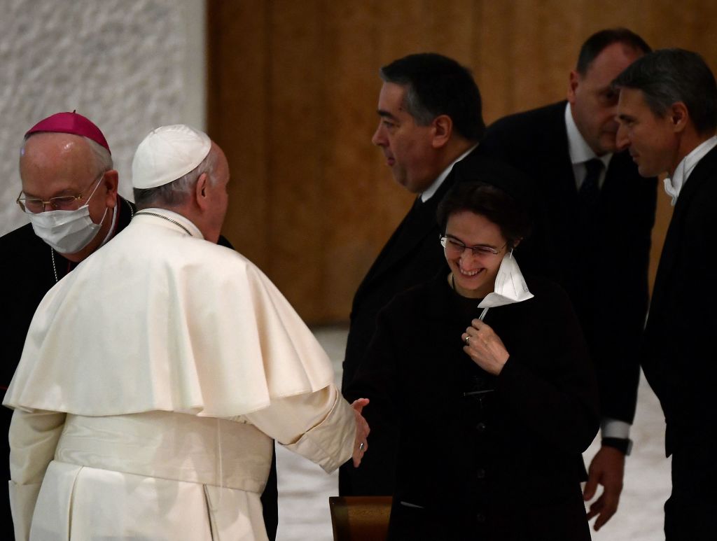 Papa Francisco recebeu a governadora Raffaella Petrini em evento no Natal de 2021.