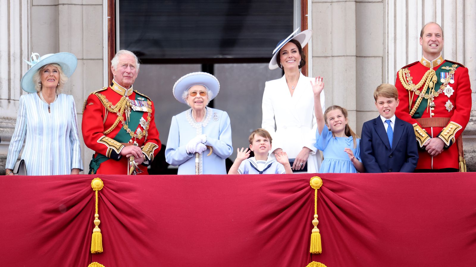 A rainha Elizabeth II cercado da família, durante o Jubileu de Platina, ocasião em que comemorou 70 anos de reinado