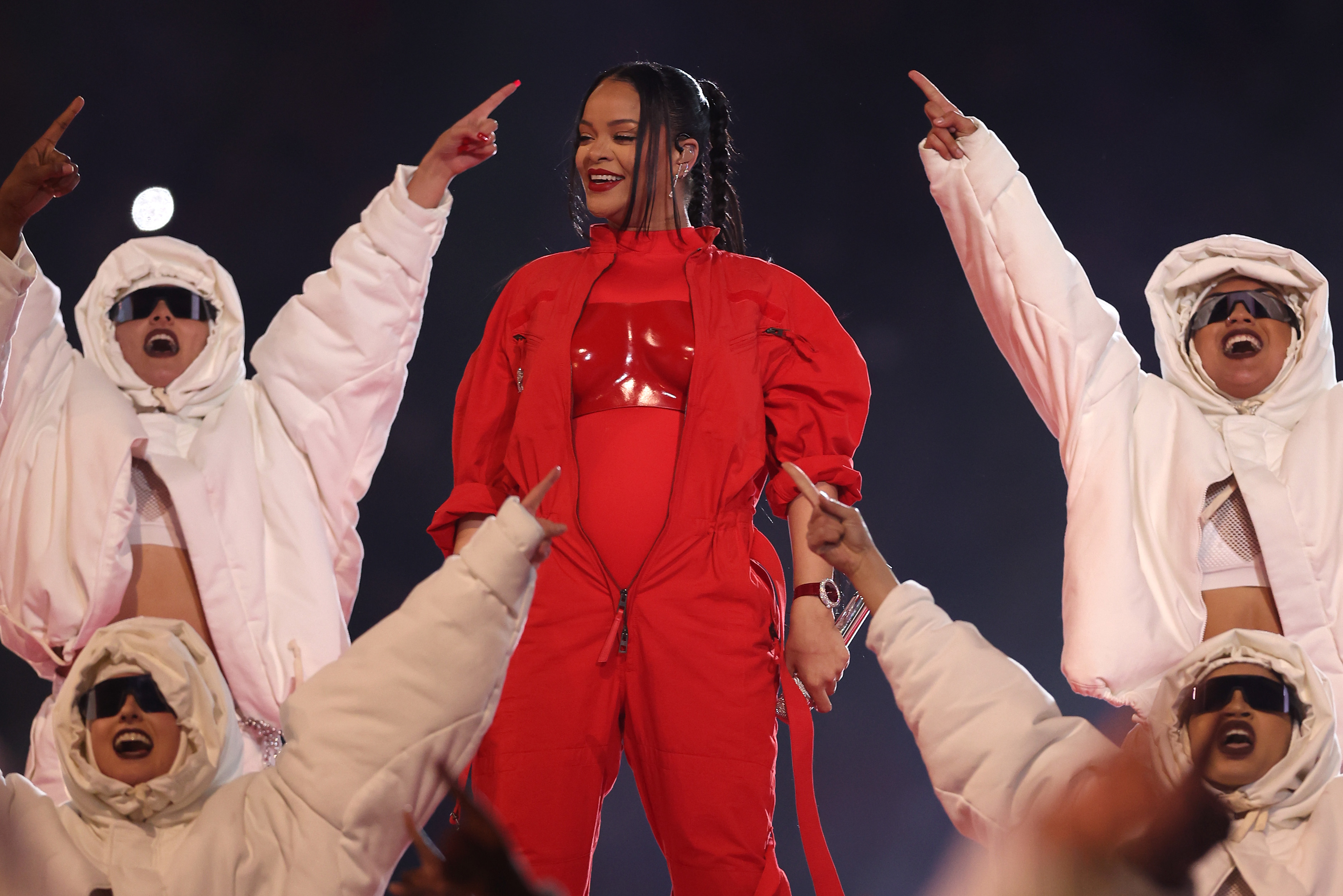 Rihanna está realmente grávida e usou o retorno aos palcos para confirmar o 2º filho