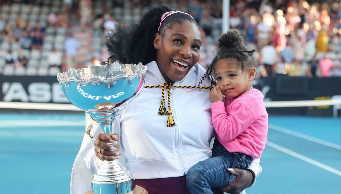 Serena e a filha Olympia com o prêmio de um torneio, em 2020.