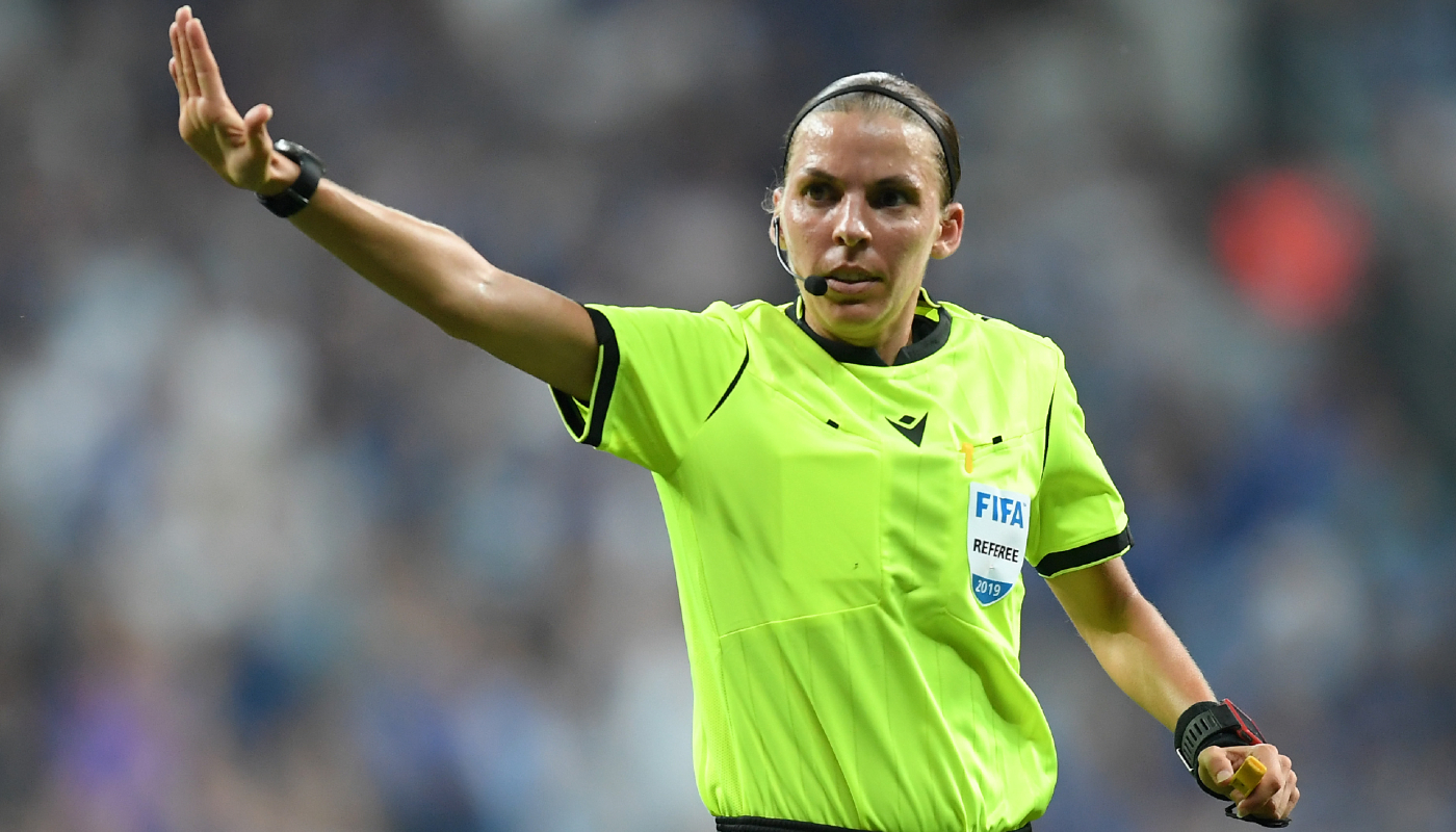 Stéphanie também foi a primeira mulher a arbitrar um jogo na Ligue 1 e na Liga dos Campeões
