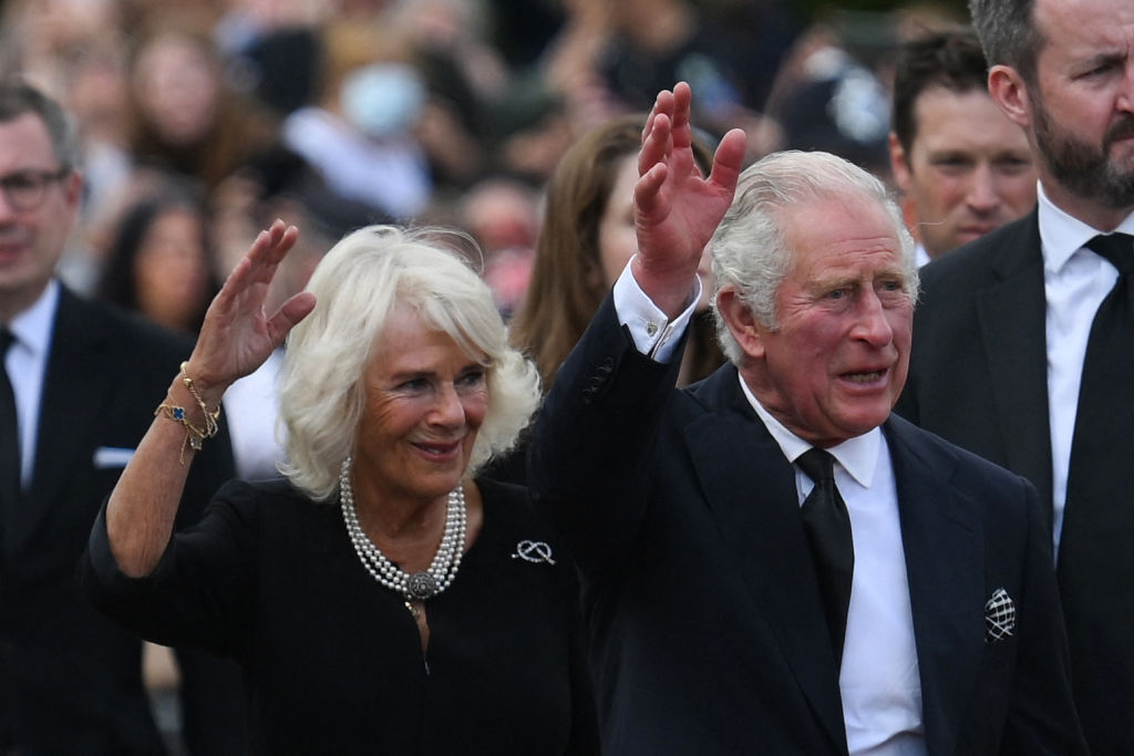 El rey Carlos III de Gran Bretaña (derecha) y Camila, la reina consorte, saludan a la multitud a su llegada al Palacio de Buckingham en Londres, el 9 de septiembre de 2022, un día después de que la reina Isabel II muriera a la edad de 96 años. Isabel II, la monarca con más años de servicio en la historia británica y un ícono instantáneamente reconocible para miles de millones de personas en todo el mundo, murió en su retiro en Escocia el 8 de septiembre.