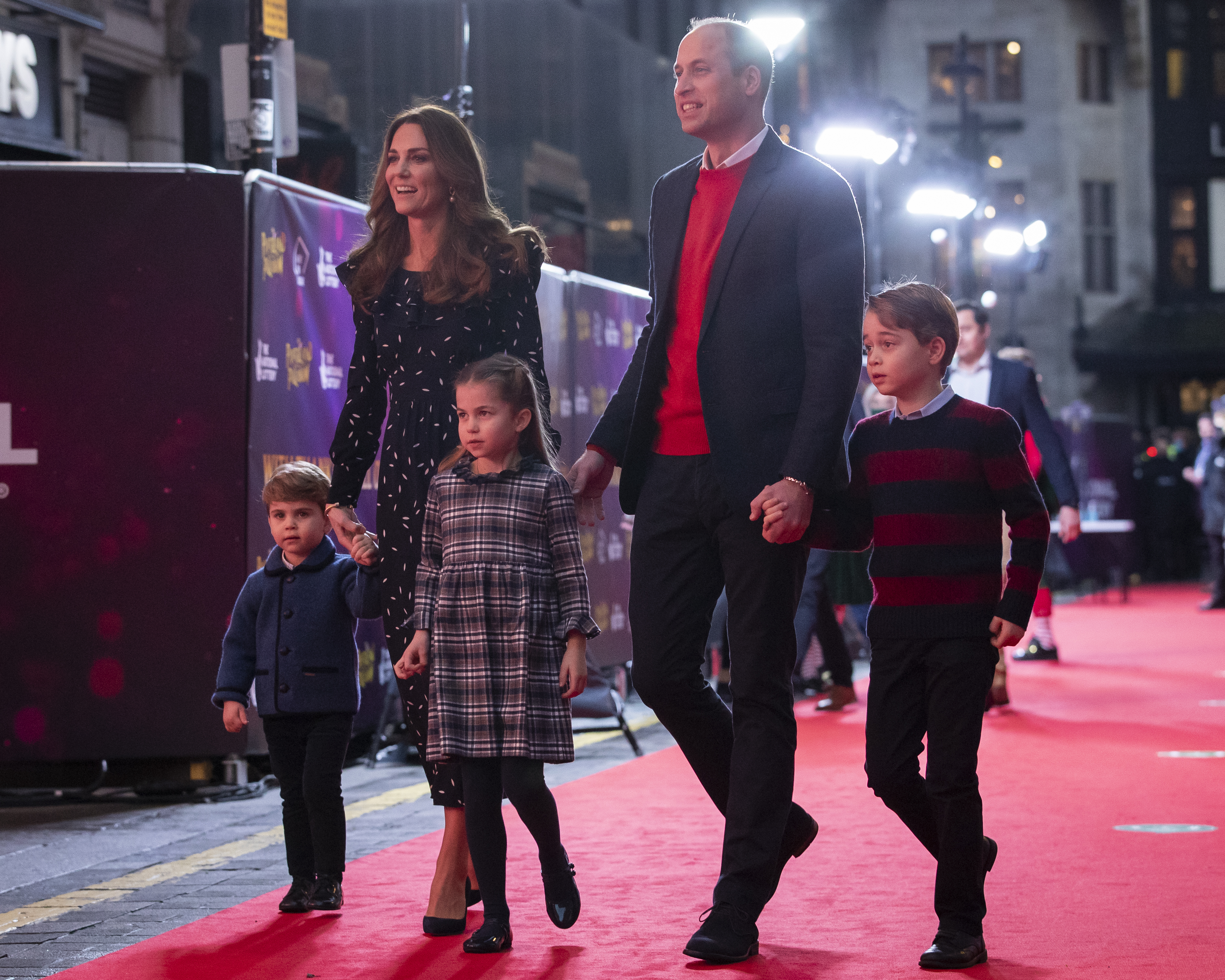 OMG: el príncipe WIlliam y Kate Middleton desfilan con sus 3 hijos por primera vez en una alfombra roja
