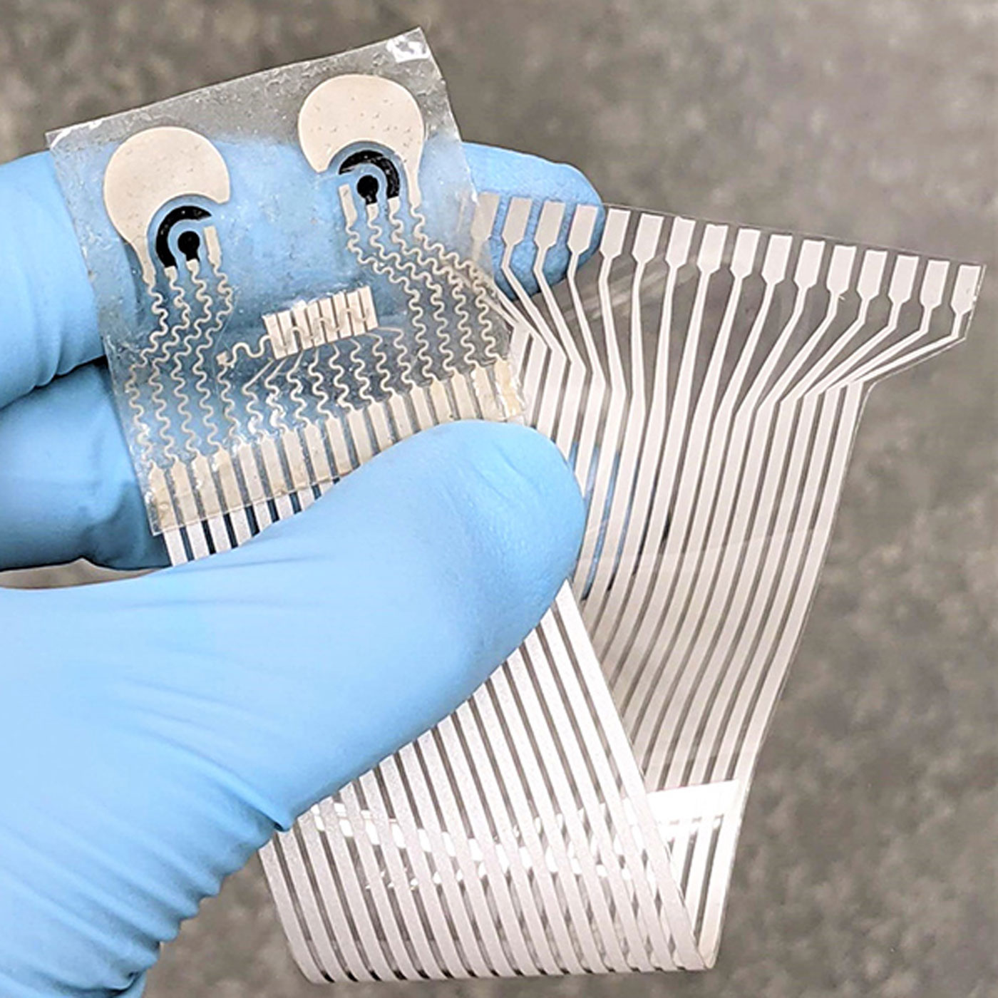 Este adesivo de pele monitora pressão e mede até volume de álcool no sangue