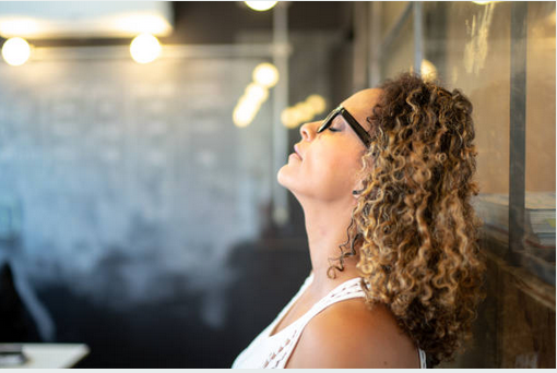 Respiración. Cuando sufres un ataque de ansiedad, lo primero es recuperar el control de tu sistema respiratorio. Debes hacer inspiraciones y exhalaciones lentas y profundas.“/><figcaption
class=