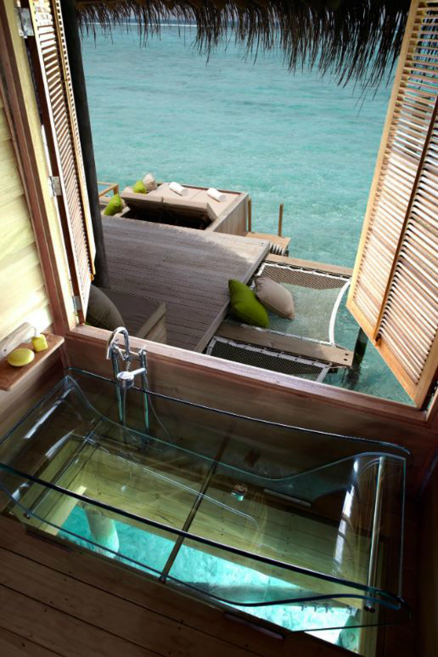 Carla Perez chama atenção ao tomar banho em banheira totalmente transparente