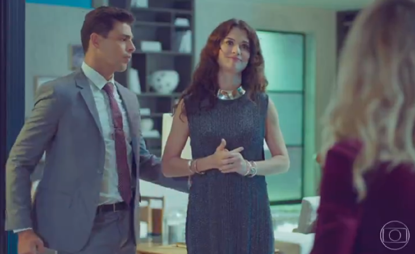 Bracelete de “infinito” de Bárbara realçou os braços com vestido sem mangas: de onde é?