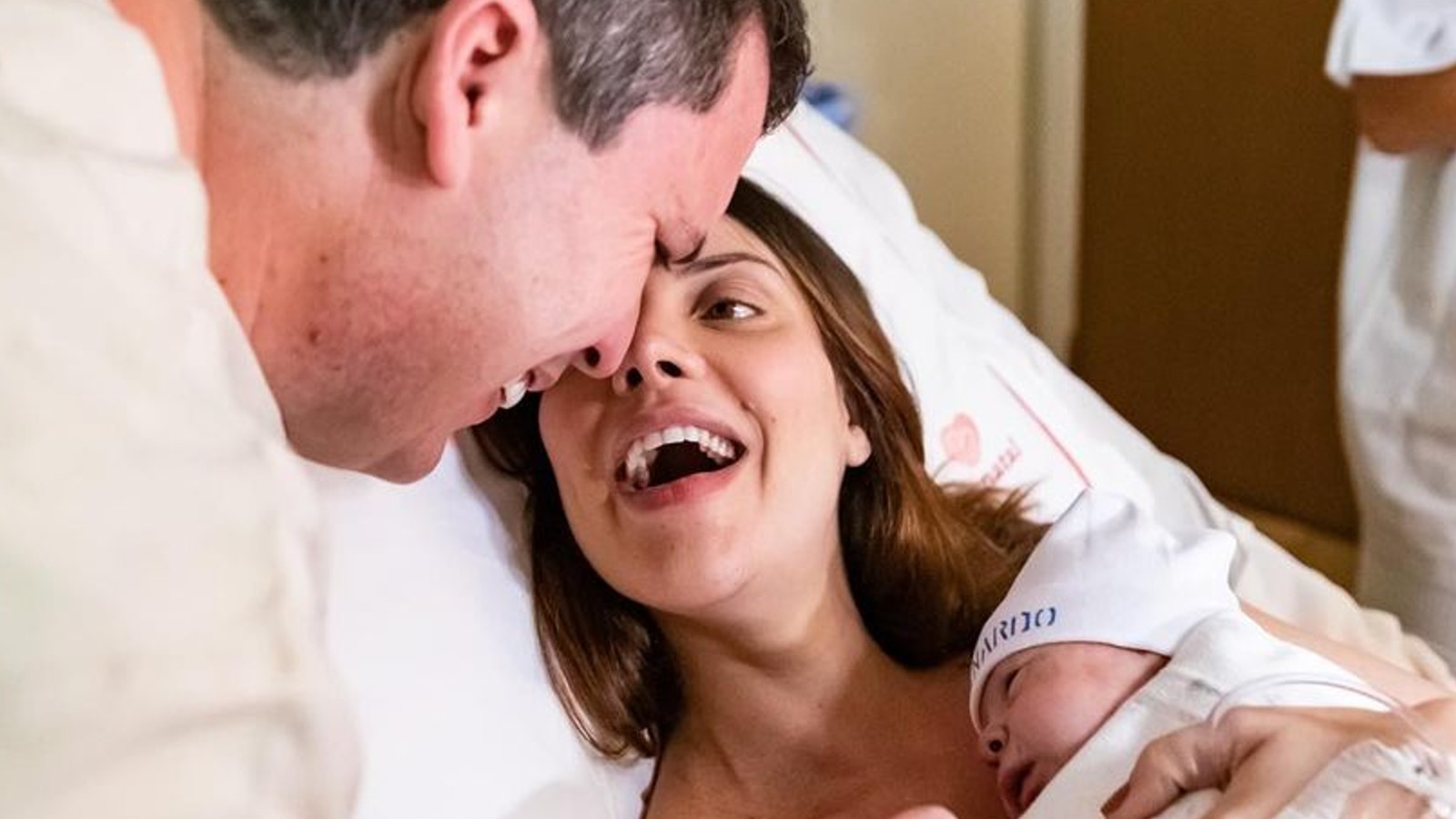 Fotos do pós-parto de Camila Rodrigues revelam a emoção de ver o filho pela primeira vez