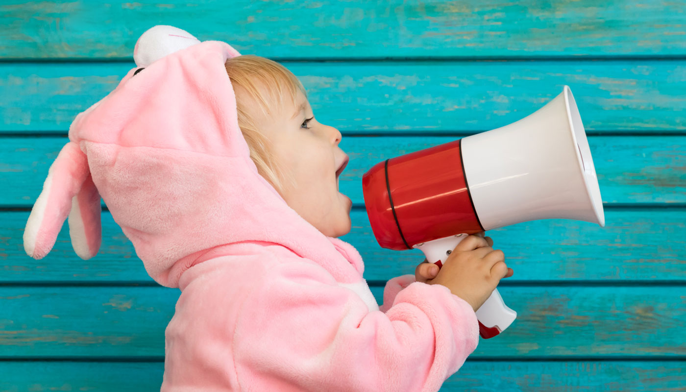 Devo me preocupar se meu filho está demorando para começar a falar?