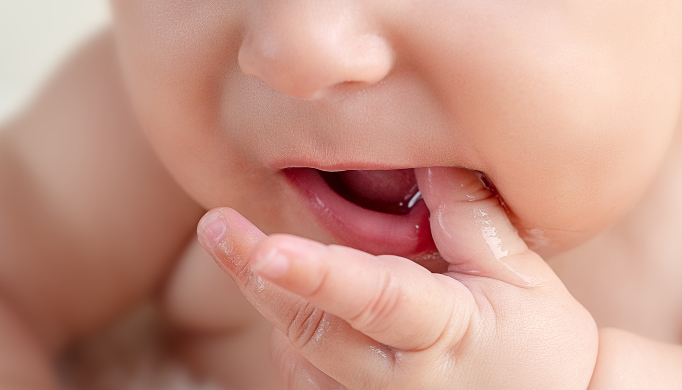 Bebês que estão sempre colocando a mão na boca podem desenvolver melhor a linguagem