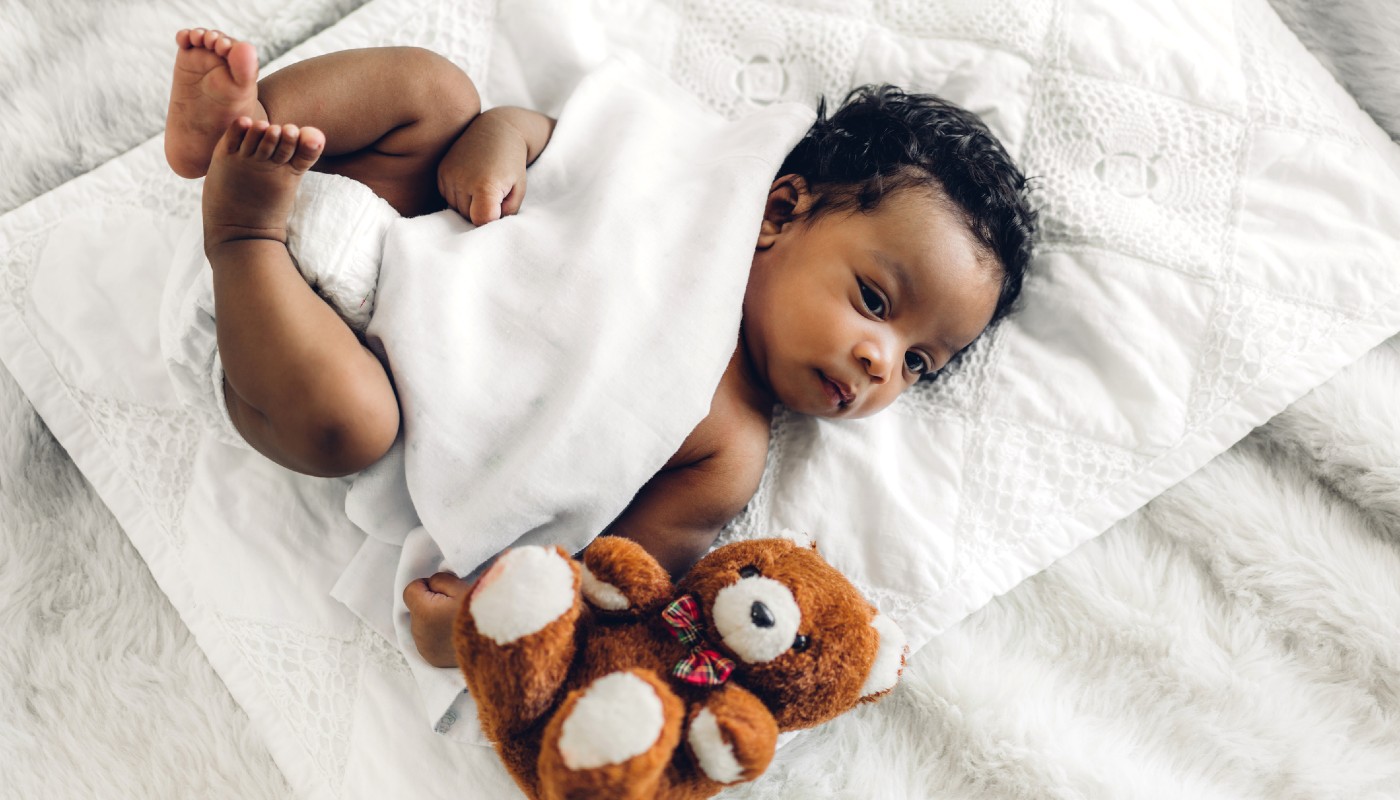 Goleiro Alisson apresenta 3º filho: nome de anjo do bebê significa “o que Deus curou”