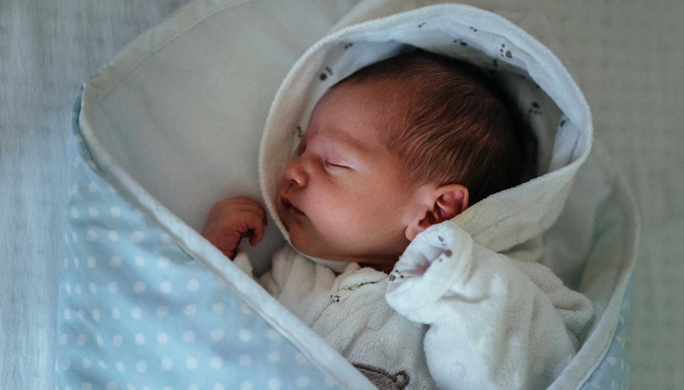 Bebês devem ser vestidos de acordo com a temperatura do ambiente - não é necessário que estejam sempre cheios de roupas