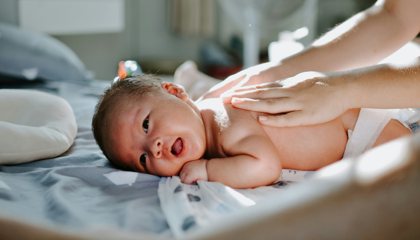 É natural que bebês recém-nascidos tenham cólicas nos primeiros meses de vida