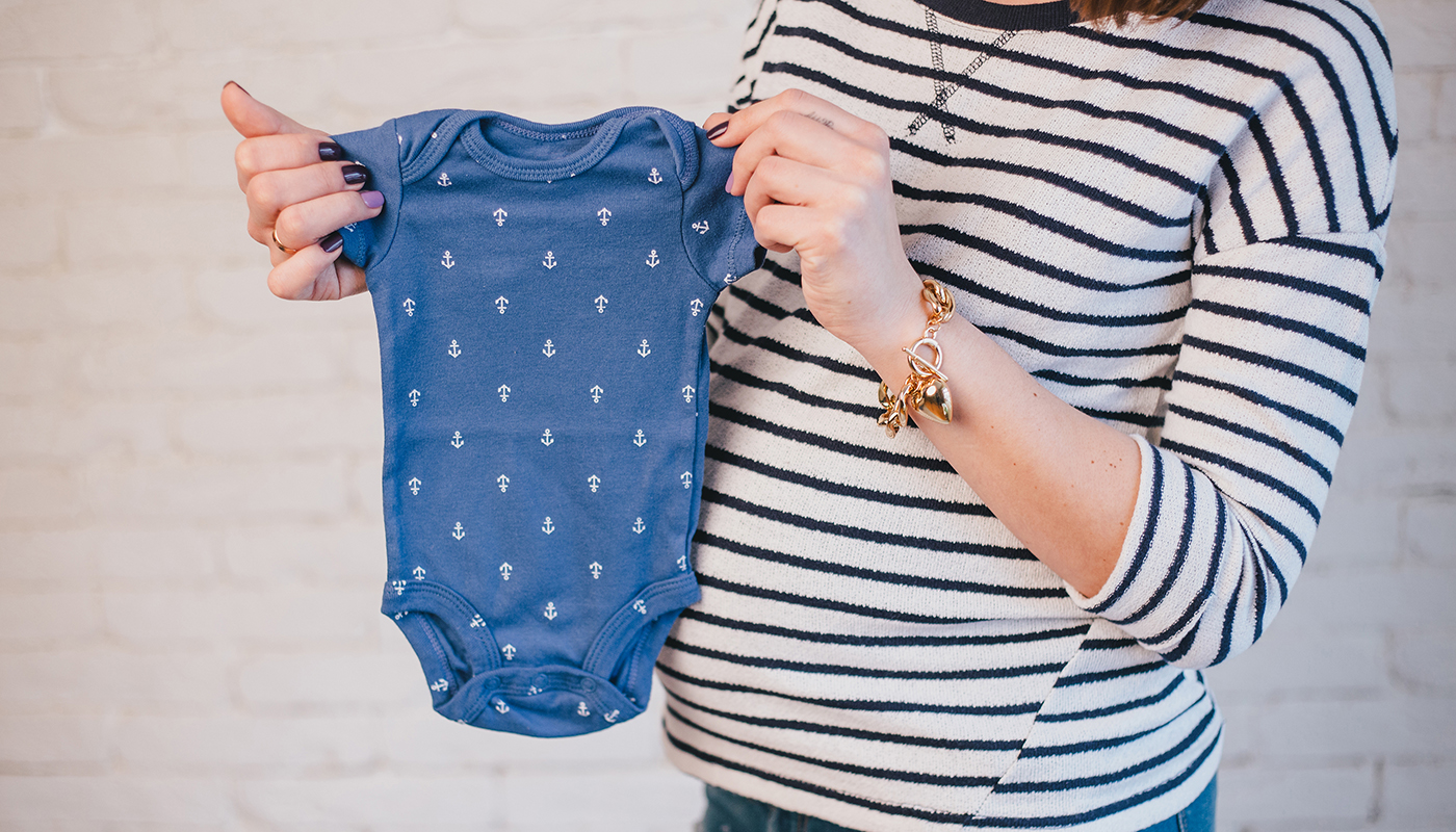 Para que serve abertura na parte de cima do body do bebê? Pediatra dá a explicação