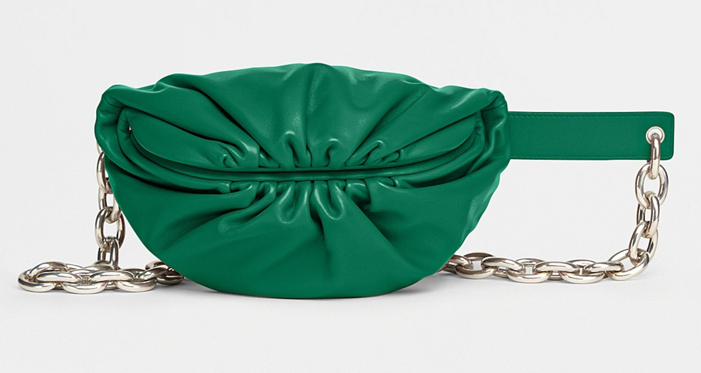 Bolsa “invertida” de Andressa Suita é pochete disfarçada que dá para usar de 3 formas