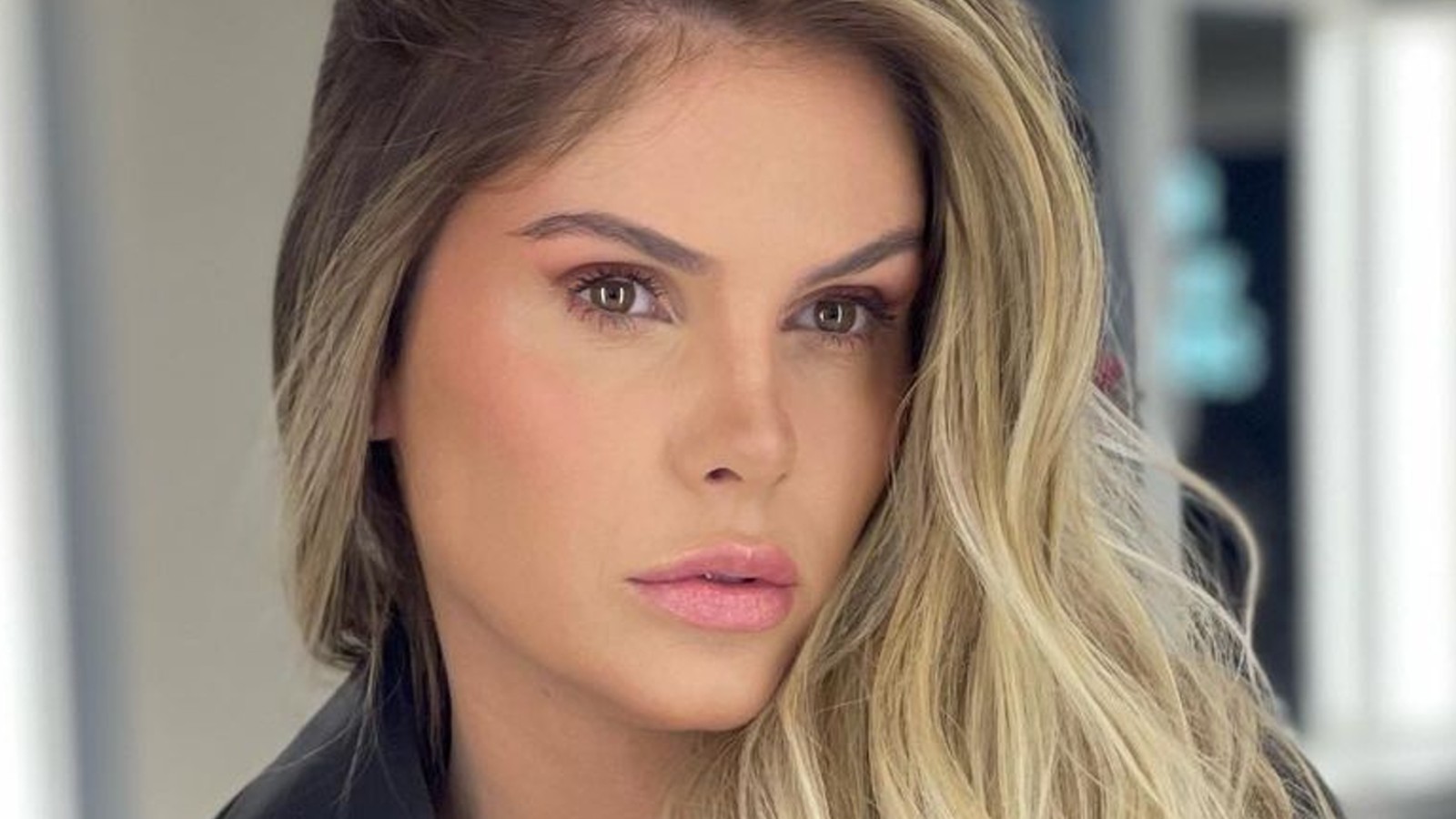 Após nascimento da filha, Bárbara Evans renova luzes com técnica que reforça contorno do rosto