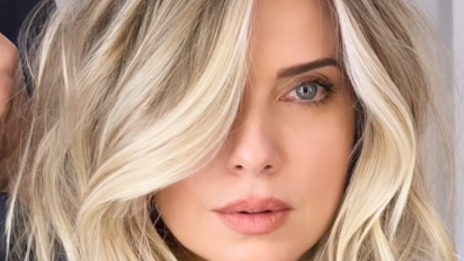 Leticia Spiller renova visual com loiro mais aberto que não marca a raiz: “Adoro as mudanças”