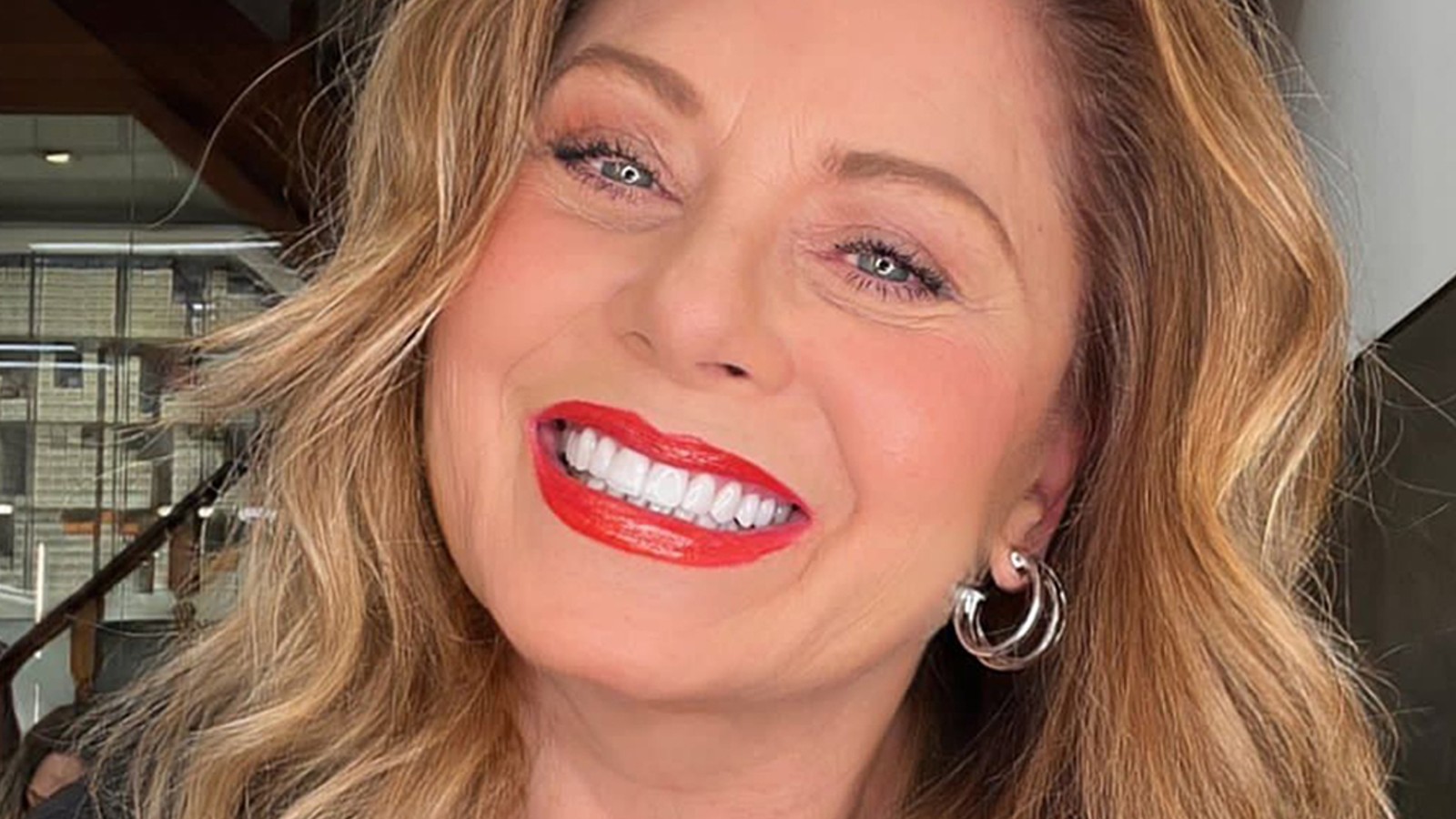 Vera Fischer renova tom do cabelo: loiro dourado realçou a cor dos seus olhos