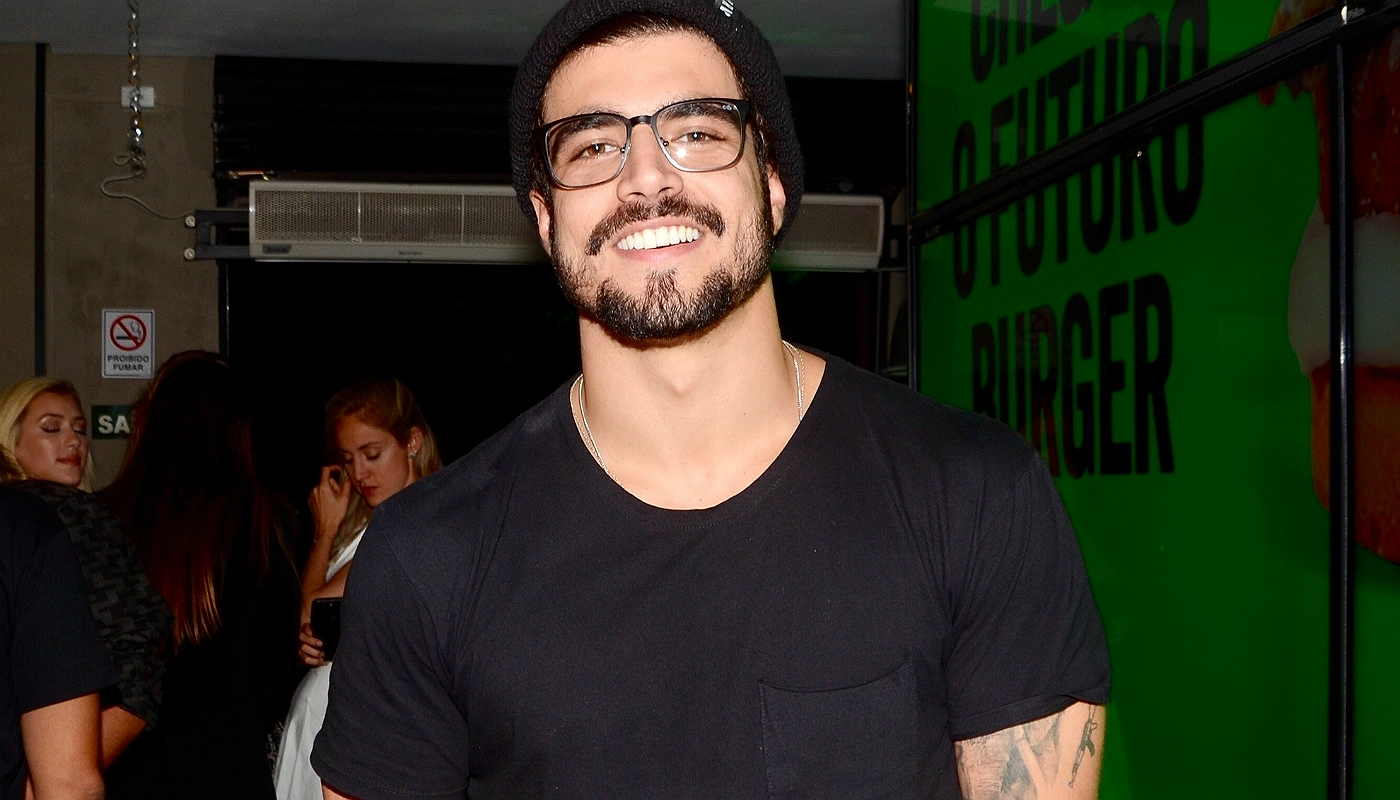 Carro de corrida milionário de Caio Castro tem recadinho de Grazi gravado no pneu