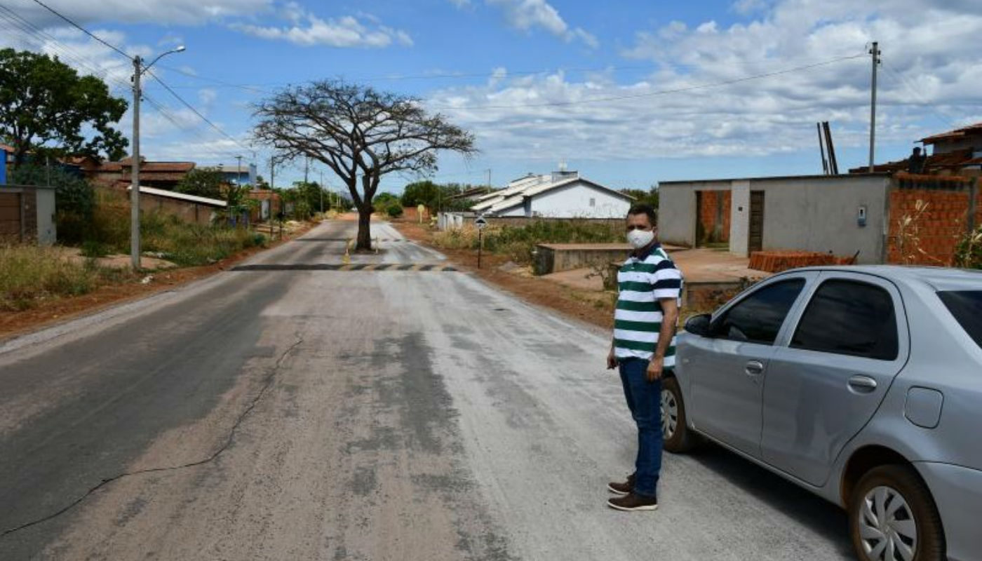 Prefeitura decide não derrubar pé de cajá de 30 anos ao pavimentar avenida no Tocantins