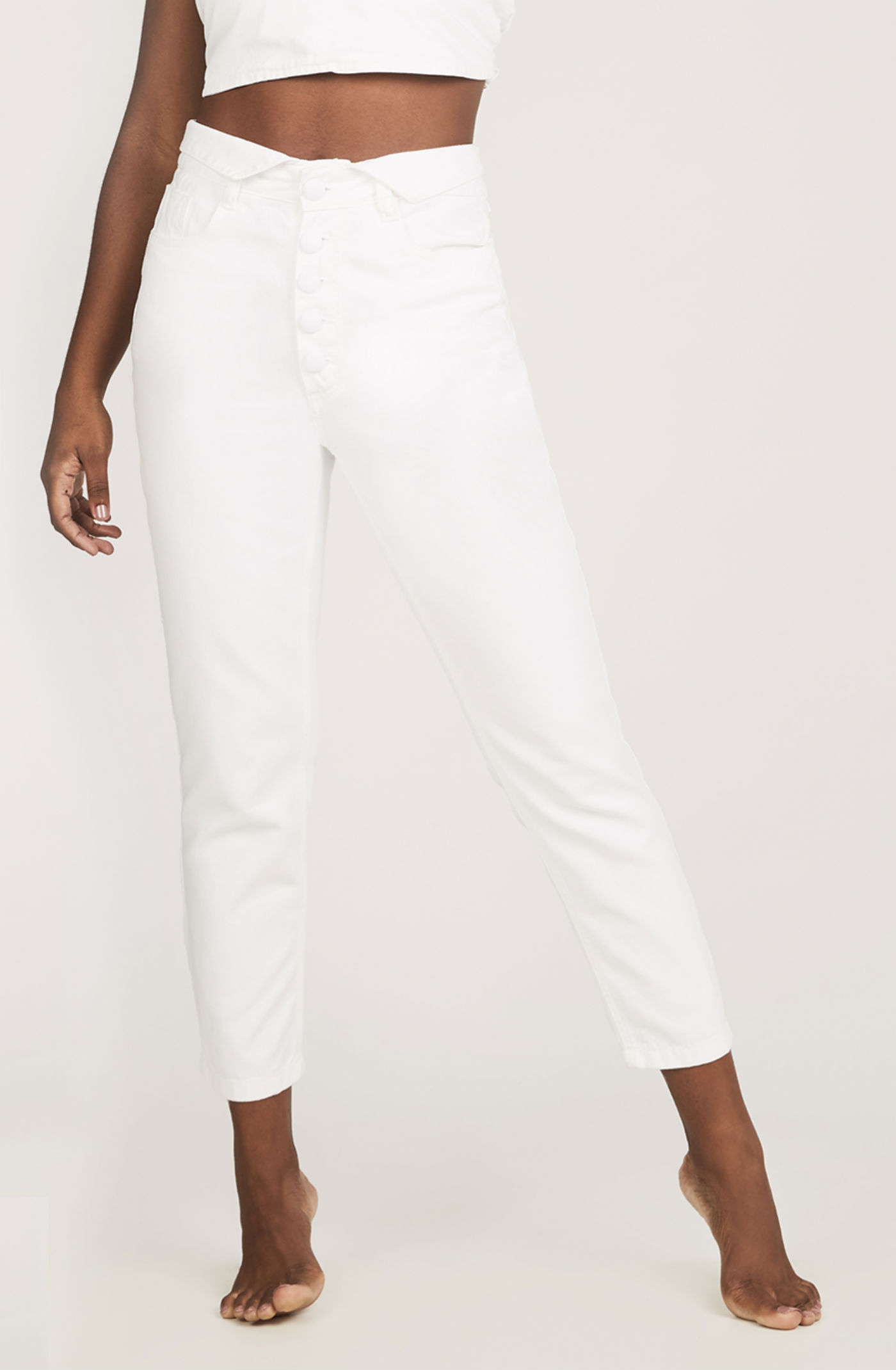 Calça branca de Flávia Pavanelli em noivado surpresa é tão chique que nem parece jeans