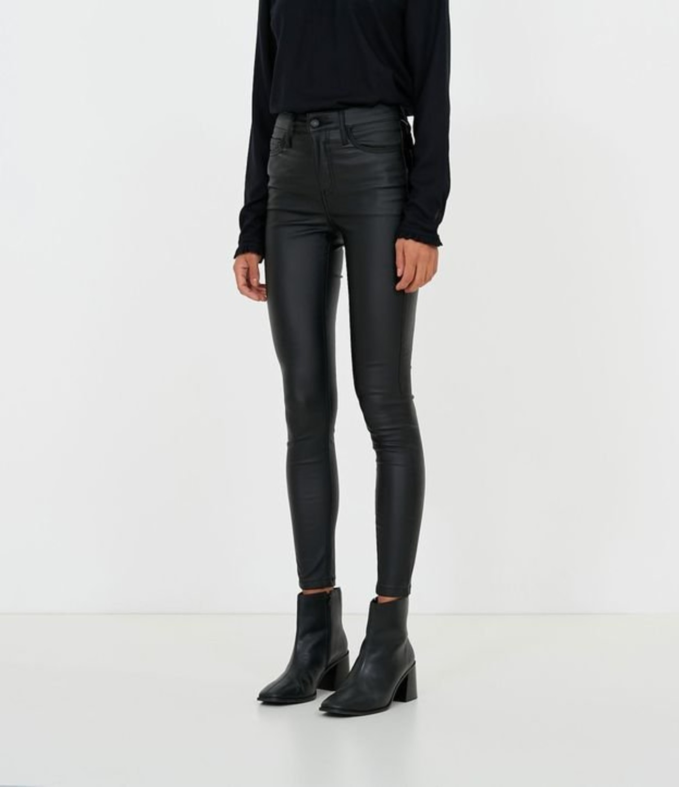 Calça skinny de Thais Fersoza é um curinga e ficou descontraída com par de tênis branco