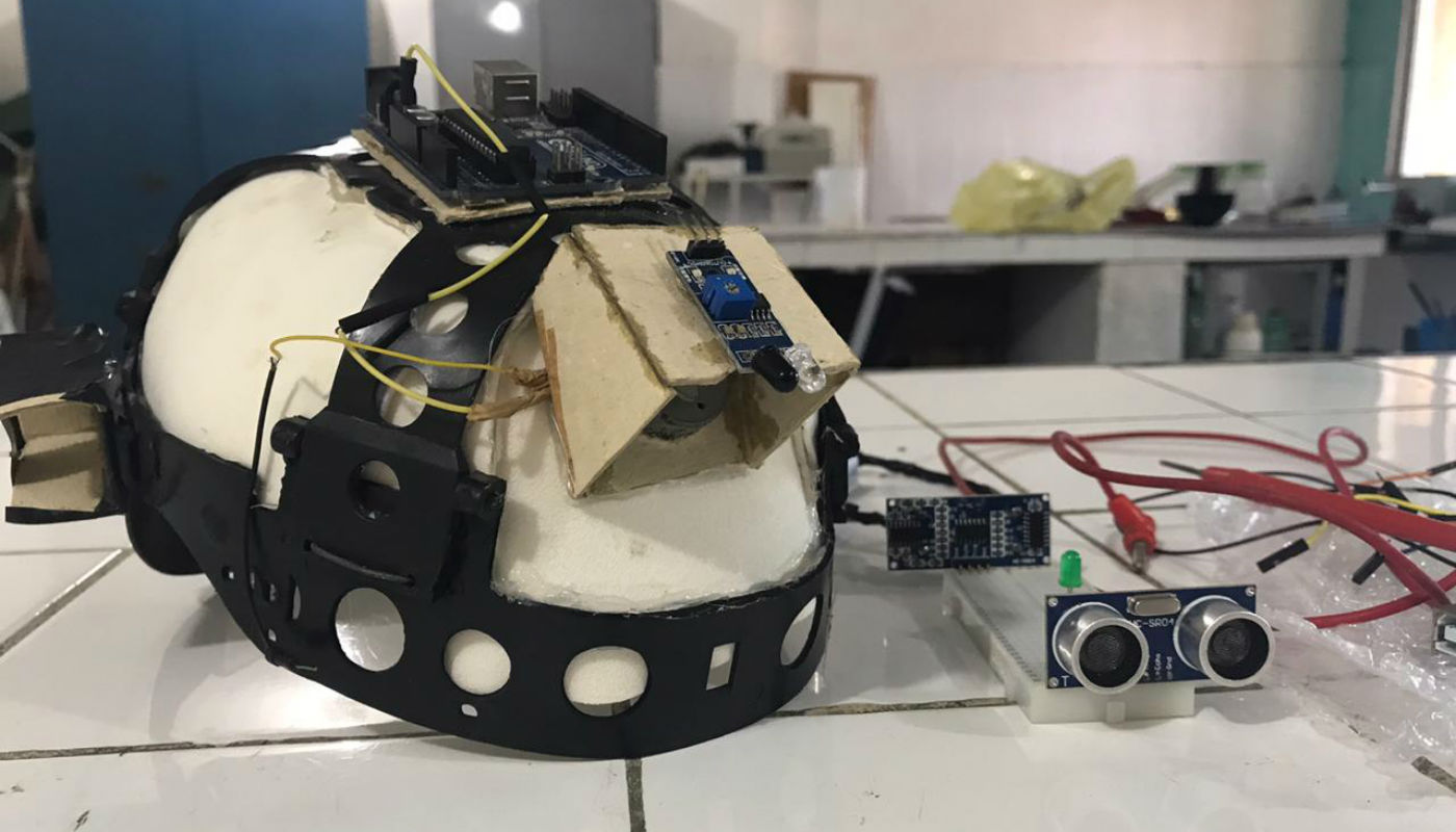 Alunos cearenses transformam capacete em sensor para ajudar pessoas cegas