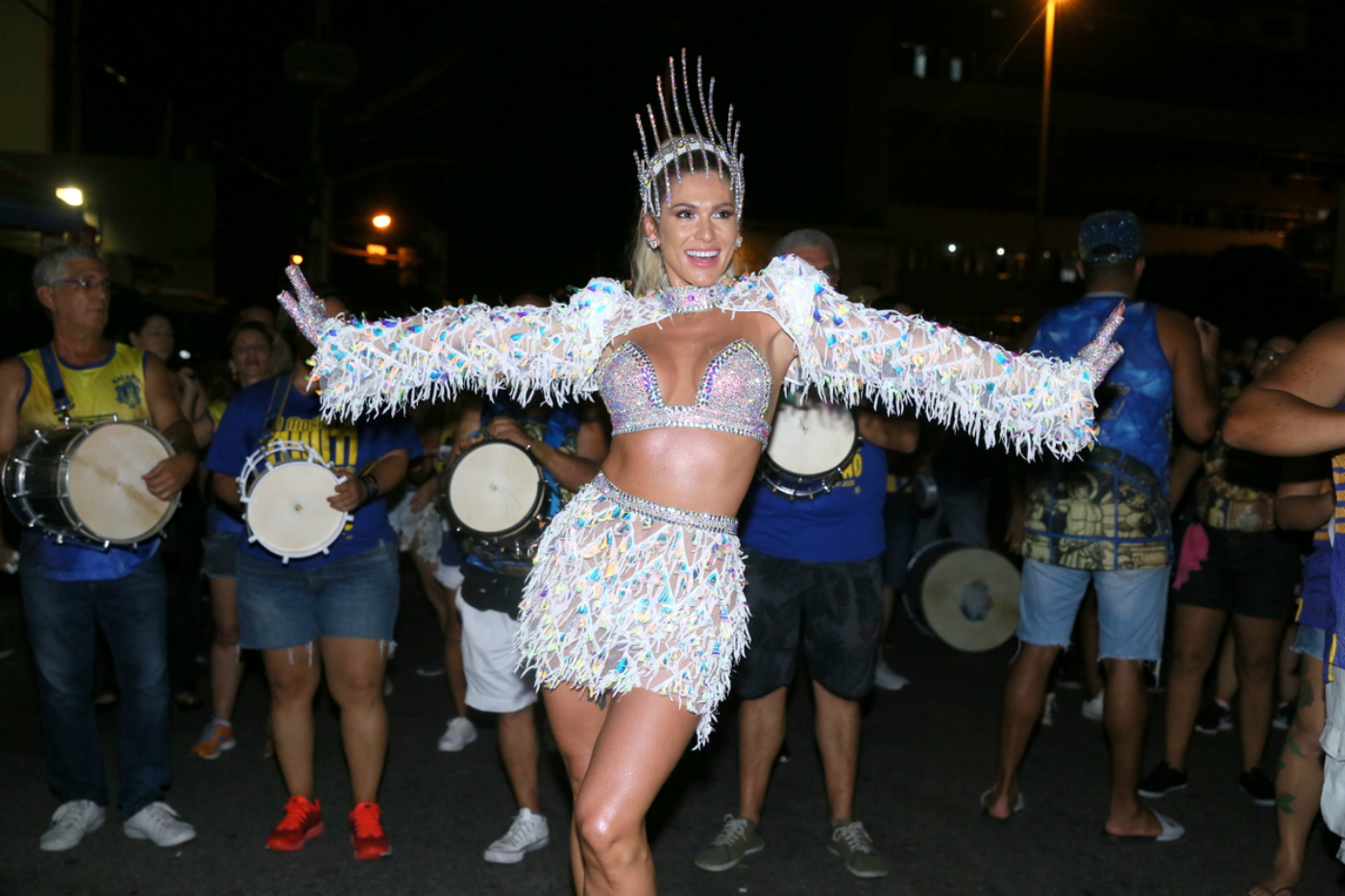 Lívia Andrade troca o salto alto por tênis e look de ensaio fica perfeito para o bloco
