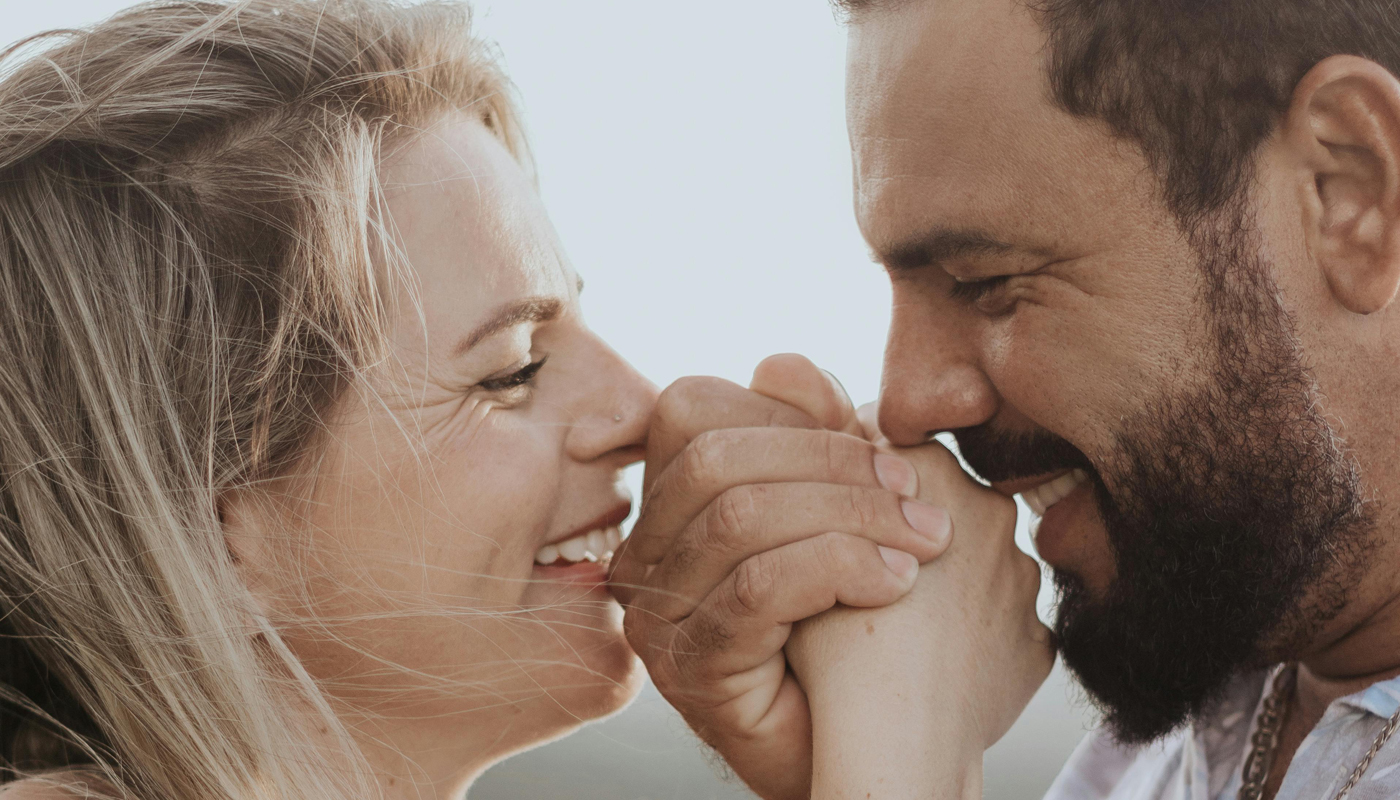 Como se apaixonar de novo pela mesma pessoa? Psicólogos listam 15 maneiras