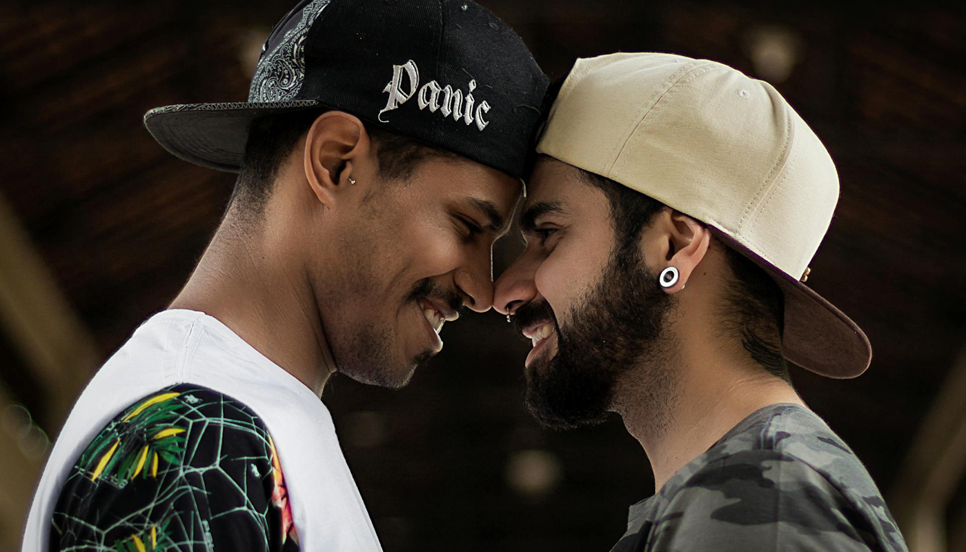 Casal feliz em sintonia