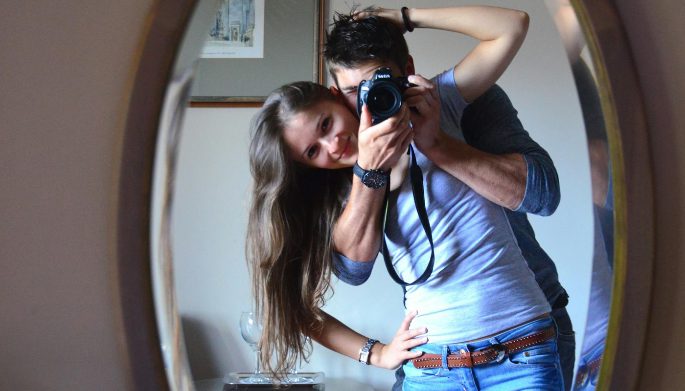 Jovem casal feliz