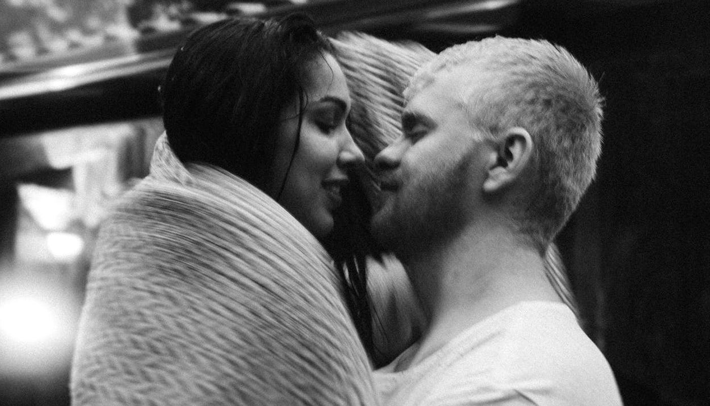 Casal em clima de romance