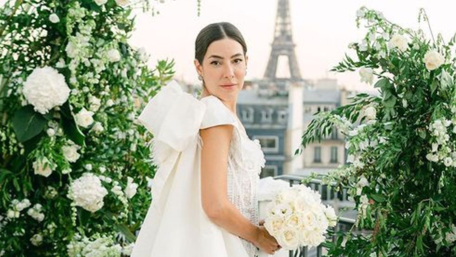 Influenciadora aposta em capa para criar look dois em um com vestido de noiva curtinho