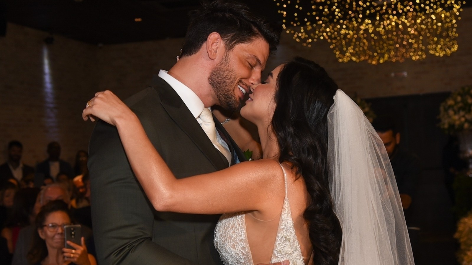 Casal guarda 1º beijo para o casamento sob “céu estrelado” criado apenas com luzinhas