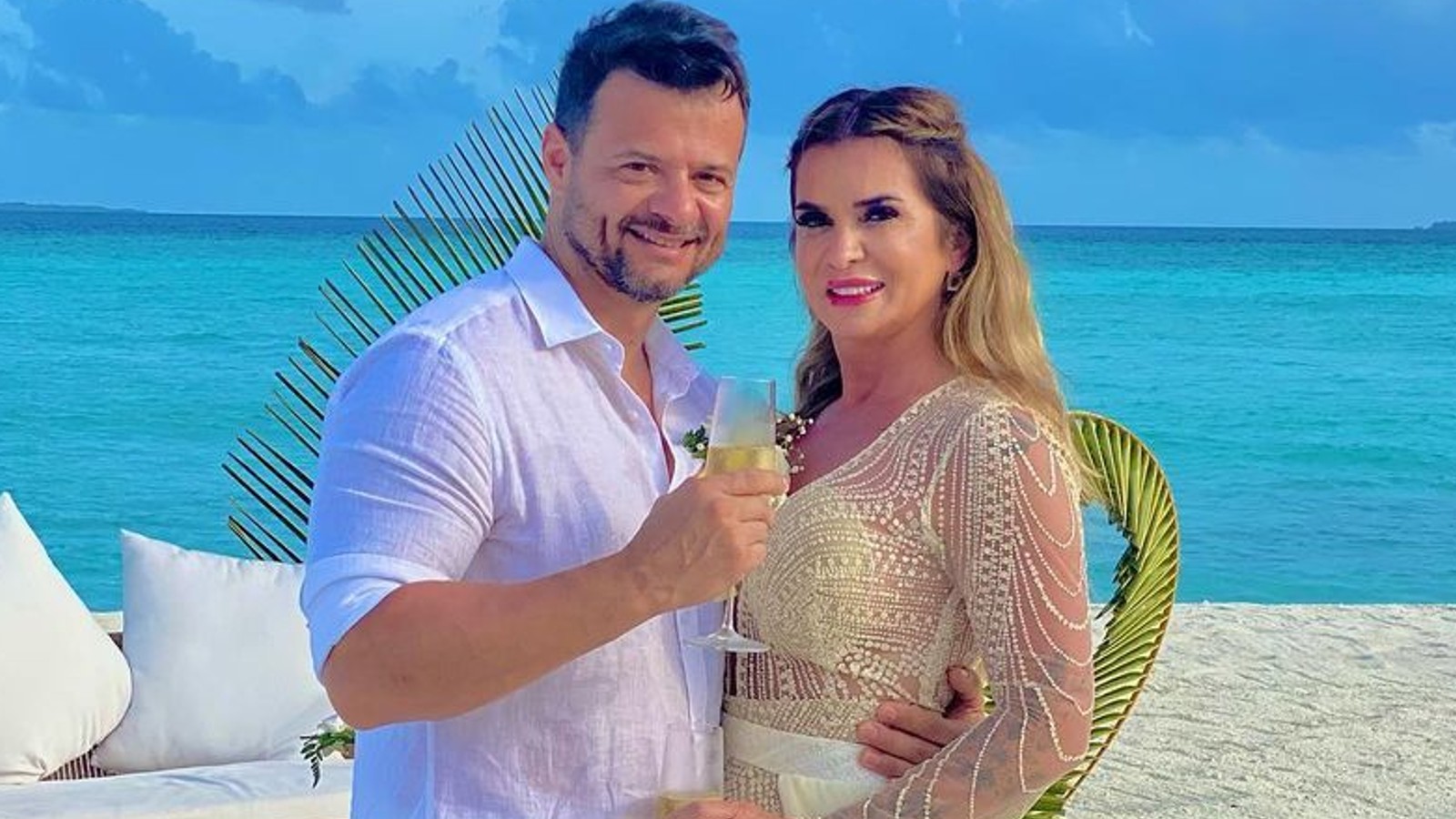 Mãe de Viih Tube se casa com transparência, mas truque na saia “esconde” o bumbum