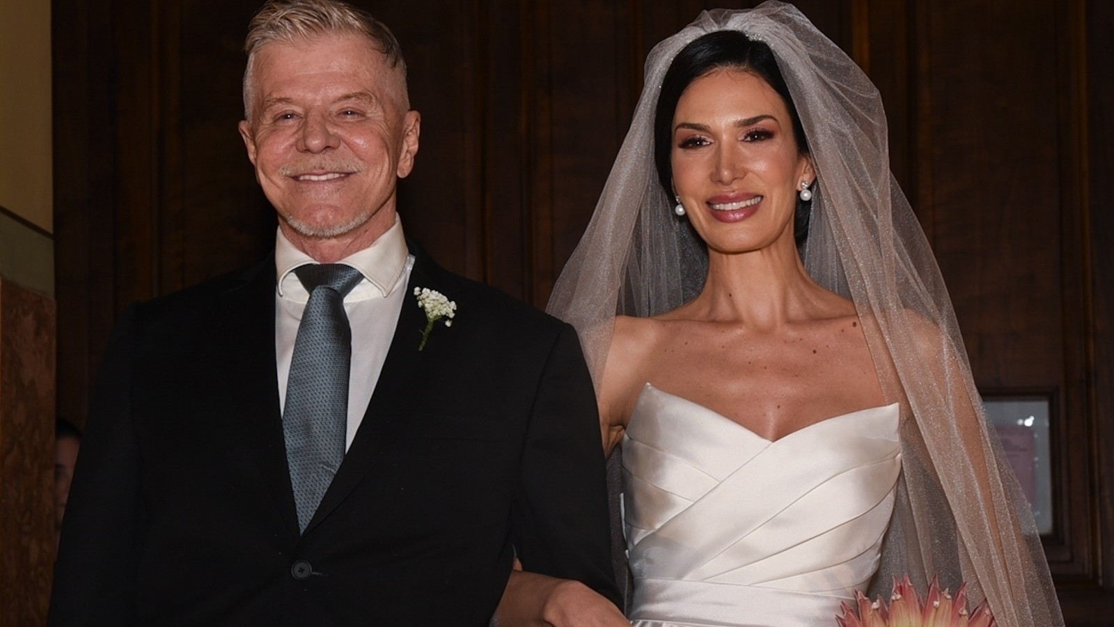 Atriz de musical se casa combinando vestido mimalista com buquê solitário de flor exótica