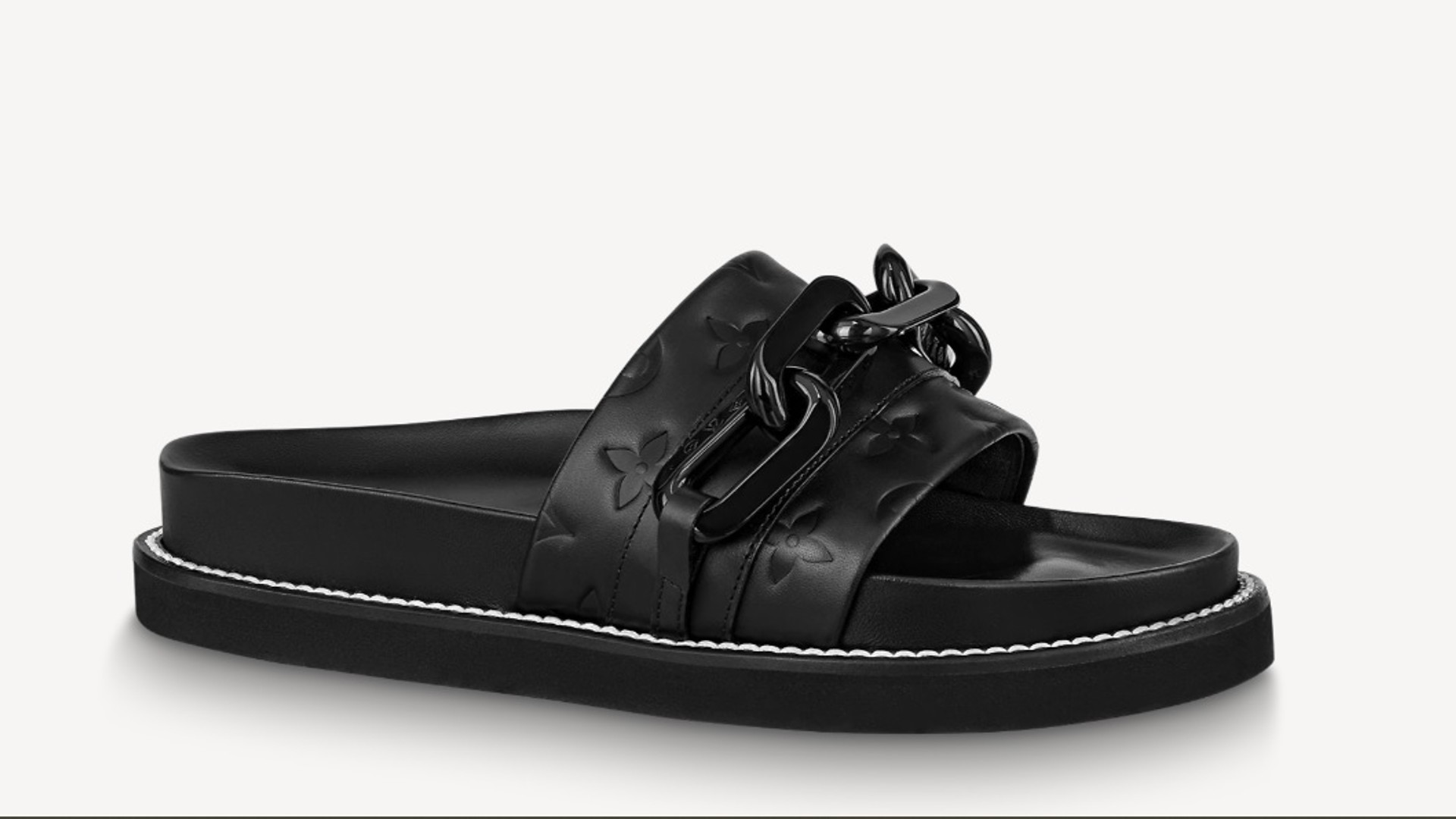Chinelo slide grifado.