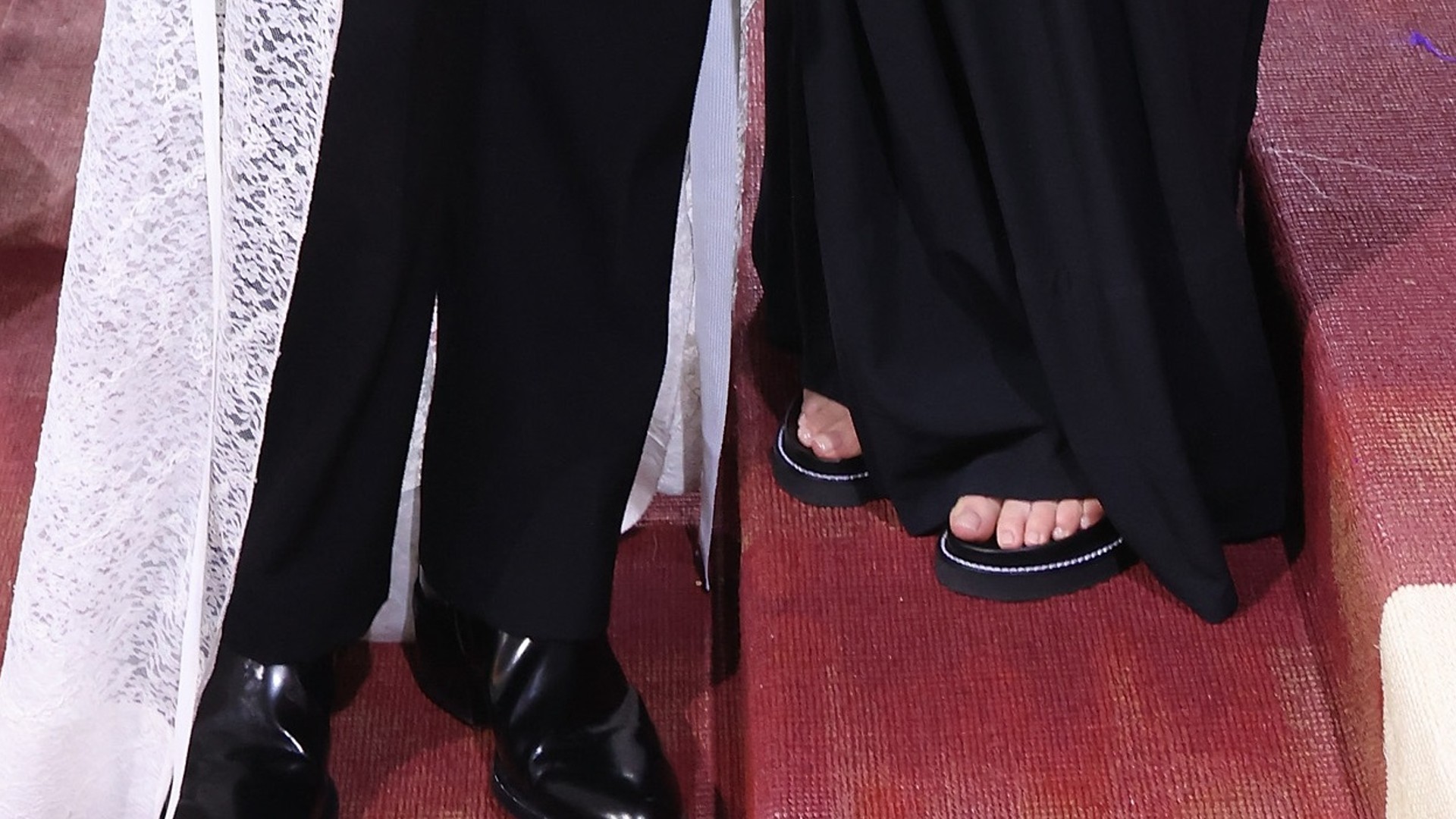 Sophie Turner não abriu mão de chinelos para o conforto no evento.