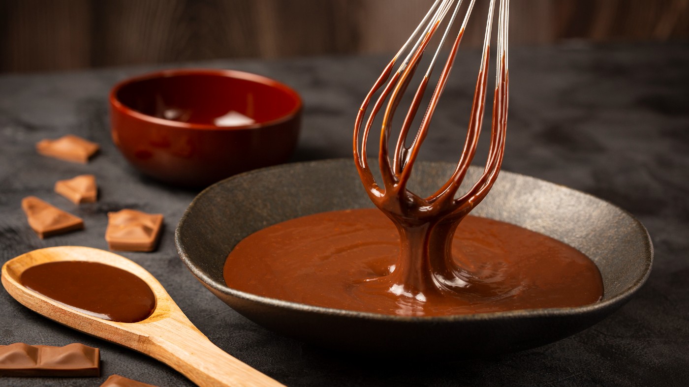 Pote cheio de chocolate derretido