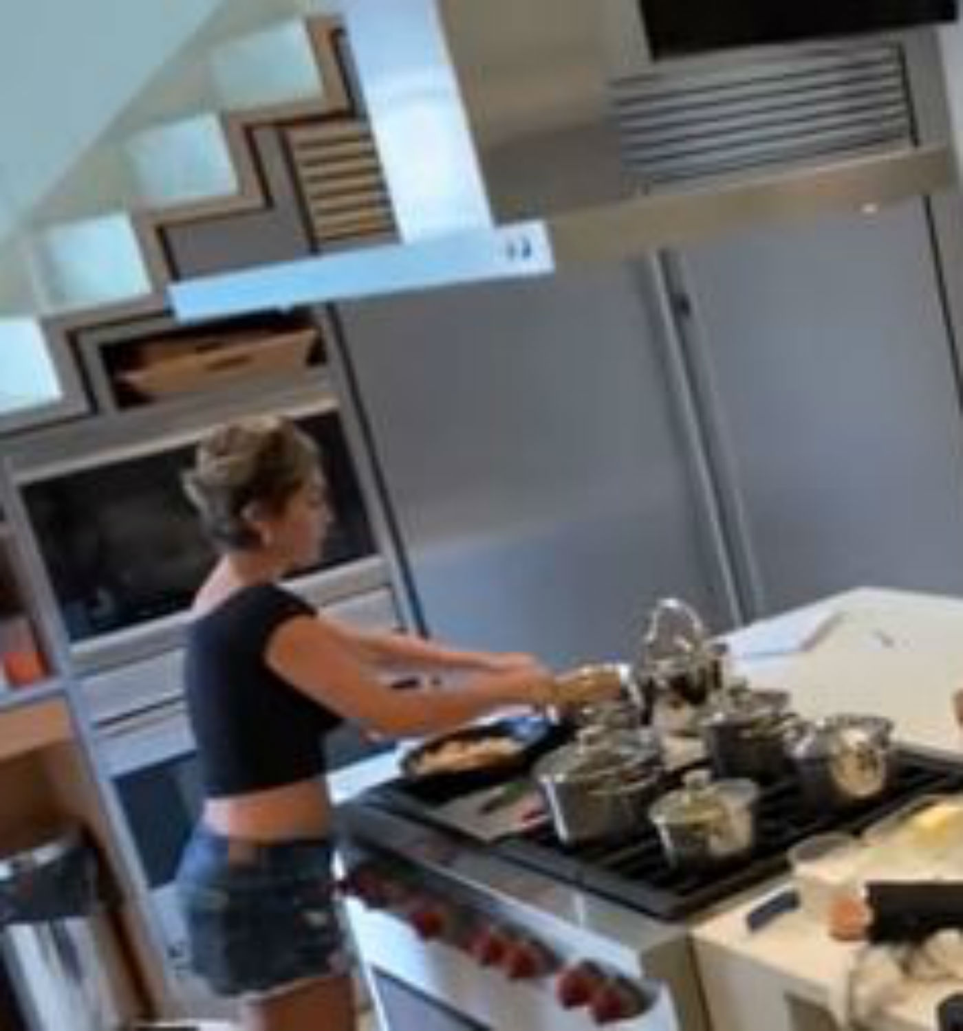 Cozinha de Flávia Alessandra e Otaviano rouba a cena em vídeo: ilha gigante é um sonho!