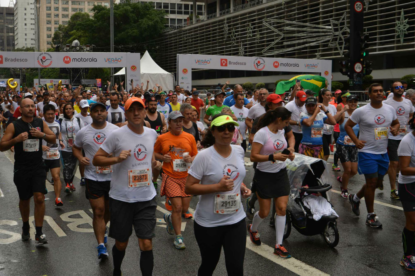 Correndo 10 km por dia, coletores de lixo brilham na São Silvestre
