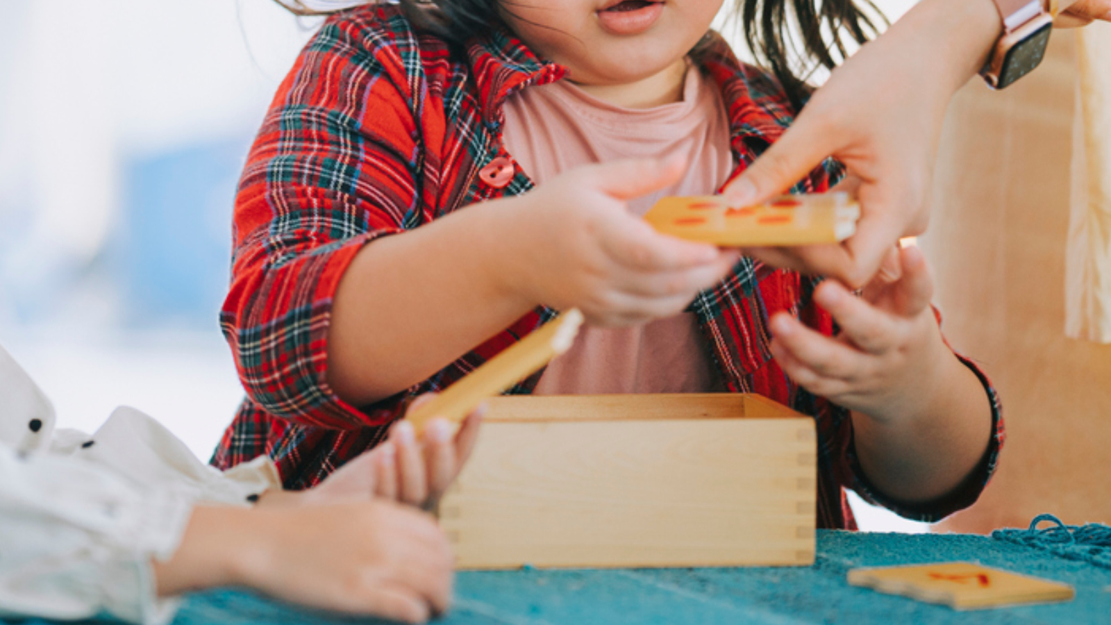 Mãe ensina truque mais simples do mundo para distrair crianças usando caixas e viraliza