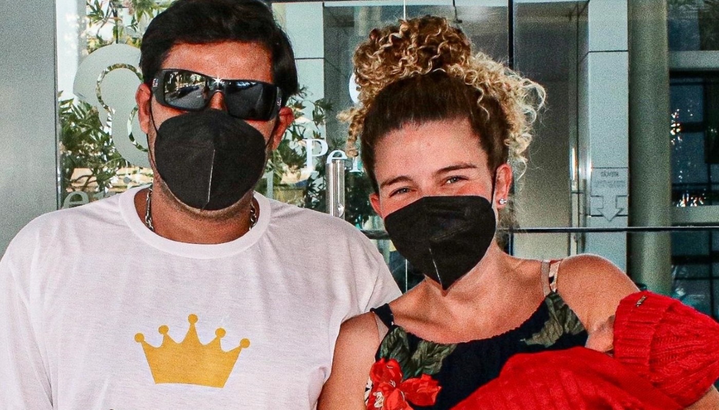 Debby apresenta o 2º filho de olhinhos bem abertos e segue tradição após ter alta: fotos