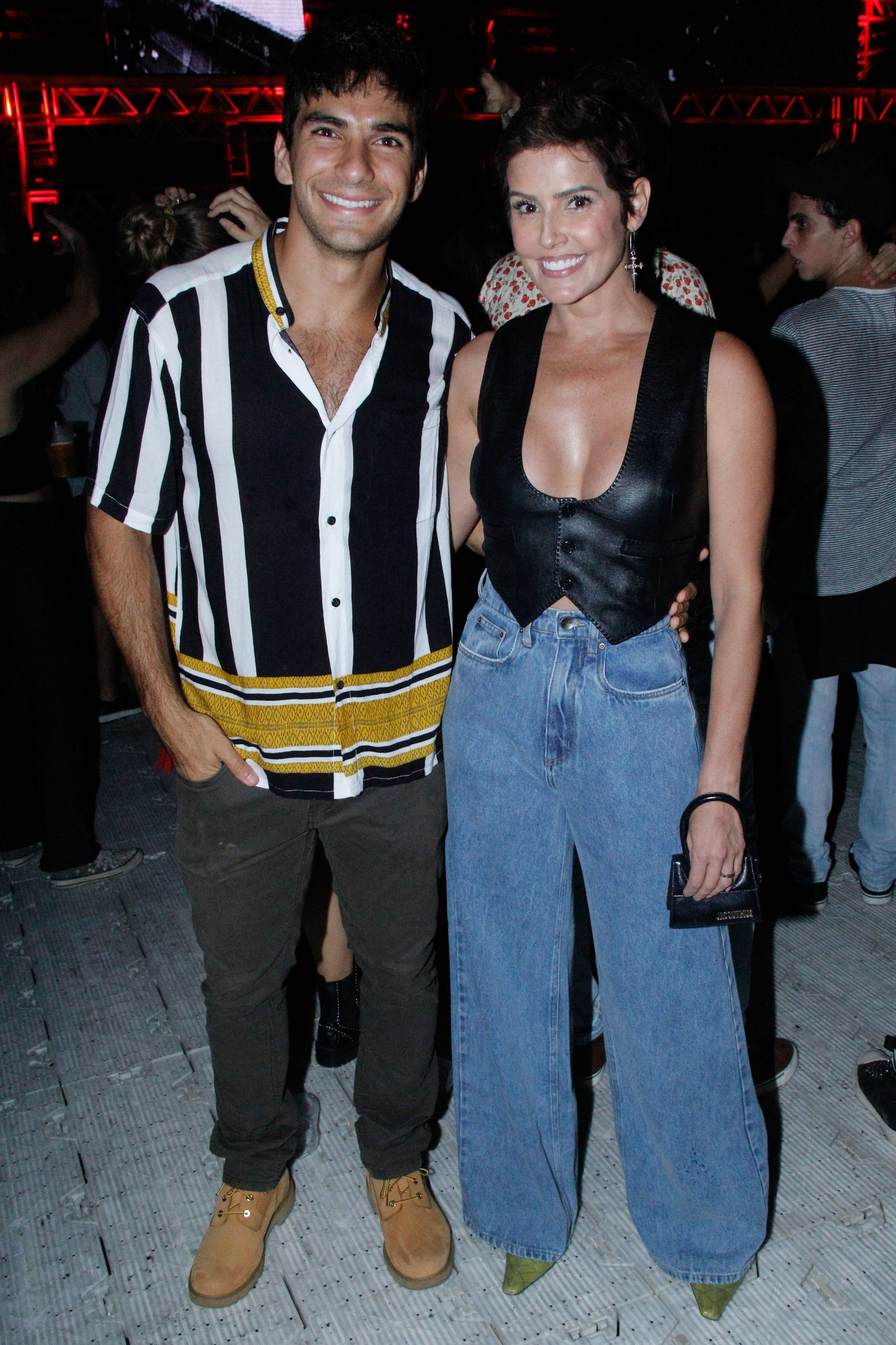 Calça jeans que Deborah Secco resgatou dos anos 90 era megaconfortável: lembra dela?