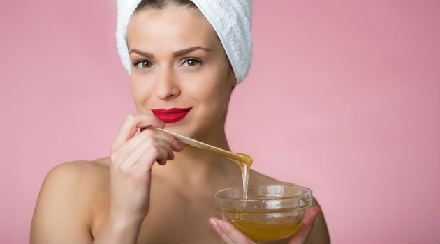 Depilação com cera pode manchar a pele e causar flacidez, dizem dermatologistas